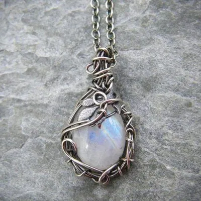 Produktbild von Armband mit Kristall, farbenfroher Kette und Halterung für Mondstein-Kristall – Reinigende Energie – Heilender Kristall – Damenarmband – Weißes Kristallarmband mit Mondstein-Halter – Farbenfrohes Design