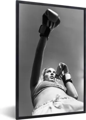 Produktbild von MuchoWow® Gerahmtes Poster Boxen - Schwarz - Weiß - Frau 60x90 cm - Poster mit Schwarzem Bilderrahmen Wandposter Rahmen Foto Bilder - Kunst