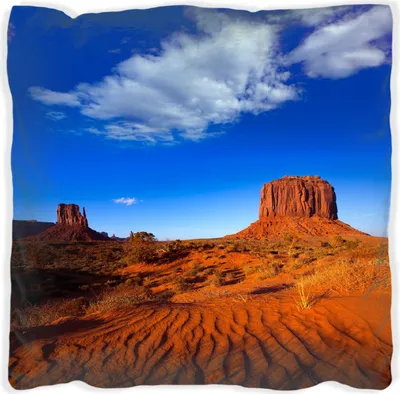 Produktbild von Wallario Premium Kissen, weiche Oberfläche, mit Motiv Monument Valley am Abend I, Größe: 40 x 40 cm, mit weißer Rückseite