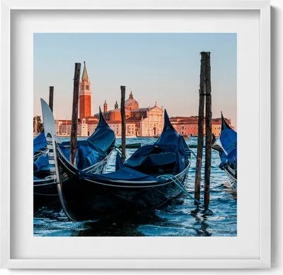 Produktbild von Venezianische Gondeln auf dem Wasser Italien– Wandbild mit Rahmen – Gerahmtes Bild  – Wanddekoration – 50x50 cm –  Weiß Rahmen