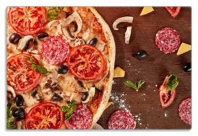 Produktbild von Wallario Frühstücksbrettchen aus Glas 20 x 30 cm mit rutschfesten Füßen, Motiv Pizza mit Tomaten, Salami, Oliven und Pilzen