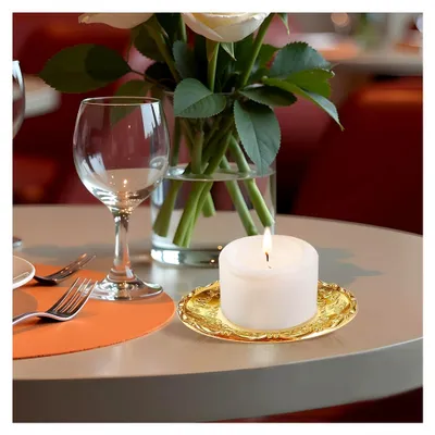 Produktbild von Eleganter Kerzenteller in Gold mit floralem Design, verwendbar als runde Schmuckschale und Kerzenständer für Stumpenkerzen, Metall Kerzenuntersetzer, universell einsetzbar, rund und stilvoll für Wohnambiente und Anlassdekoration