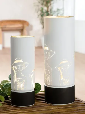 Immagine prodotto di Lanterna decorativa (LED), cilindrica, raffigurante una signora con cappello, motivo femminile, in vetro, bianca, confezione da 6 pezzi. Diametro: 8 cm, altezza: 20 cm. Codice prodotto: 40821