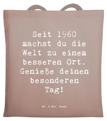 Produktbild von Mr. & Mrs. Panda Schultasche Spruch 1960 Geburtstag - Braun Pastell - Geschenk, Tote Bag, Jutebeutel, Tasche, Geburtstagsgeschenk, Alter, Jubiläum, Happy Birthday, Beutel