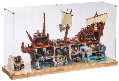 Zdjęcie produktu dla Czarna drewniana witryna do przechowywania zestawu LEGO® 21363 ICONS – "Goonies"