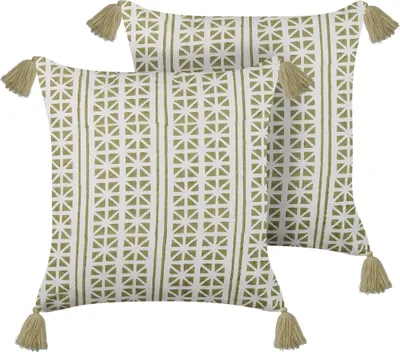 Produktbild von BELIANI Dekokissen 2er Set Hellgrün und Weiß Baumwolle 45 x 45 cm Bezug mit Füllung Reißverschluss Quasten Geometrisches Muster Wohnzimmer Schlafzimmer