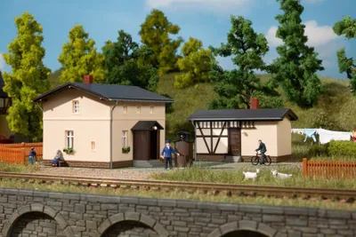 Produktbild von AUHAGEN Bahnwärterwohnhaus mit Nebengebäude Bausatz 13347 Spur TT