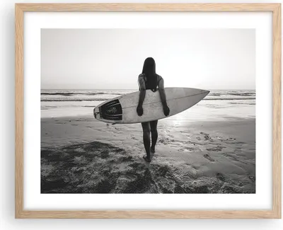 Produktbild von Gerahmtes Poster - Rahmen in heller Eiche - Frau Strand Surfen - 50x40 cm - Wand Bild - Wanddeko - Wandbilder - Kunstposter - Wandposter - Bilderrahmen - Bilder - Kunstdruck - P2NAA50x40-5036