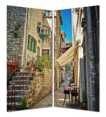 Produktbild von Wallario selbstklebende Duschrückwand 180 x 200 cm mit Motiv Romantische Gasse in Kroatien mitten in der Stadt - Wandverkleidung mit Hochglanzlaminat in Glasoptik
