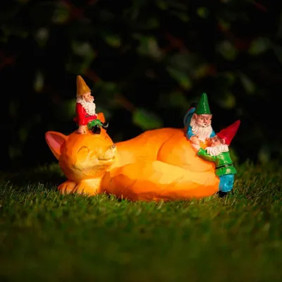 Solar-Fuchs mit Gartenzwergen, Harzfigur, 23x17x16 cm