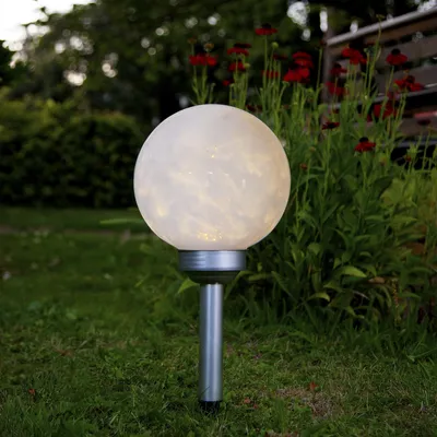 LED Solar Erdspieß 'Luna' - weiße Kugel mit warmweißer LED - H: 37cm - D: 20cm - Dämmerungssensor