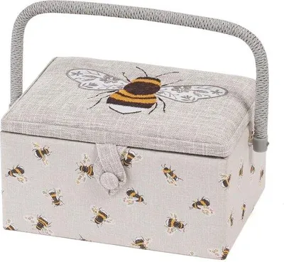 Productafbeelding van Famanu Nahtkast: Exclusieve middelgrote knutselkist met accessoirelade en naaidoos - 185 x 255 x 145 cm - Bestikt met bijenmotieven