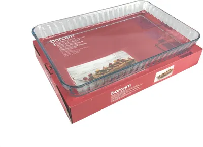 A glass baking dish is presented in its packaging.