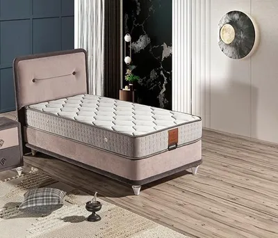 Zdjęcie produktu dla Beżowe drewniane łóżko tekstylne z materacem Eleganckie i solidne