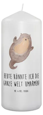 Produktbild von Mr. & Mrs. Panda Kerze Otter Umarmen 19 x 8 cm - Weiß - Geschenk, Seeotter See, Hallo, gut Gelaunt, Optimistisch, Erinnerungslicht, Stumpenkerze, Bedruckte, Wachskerze