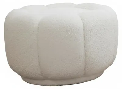 Productafbeelding van Elegant witte gestoffeerde hocker, woonkamer, zitbankje, textielhocker, AI-gegenereerde afbeelding