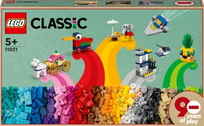 Immagine prodotto di LEGO 11021 Classic 90 Years of Fun Set, scatola di mattoncini con 15 mini modelli dei leggendari giocattoli LEGO, inclusi treno e castello, giocattolo da costruzione