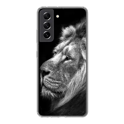 Produktbild von MuchoWow® Handyhülle Schutzhülle Hülle für Samsung Galaxy S21 FE Löwe vor schwarzem Hintergrund in schwarz und weiß Silikon Softcase Handy Hülle - Mobiltelefonhülle