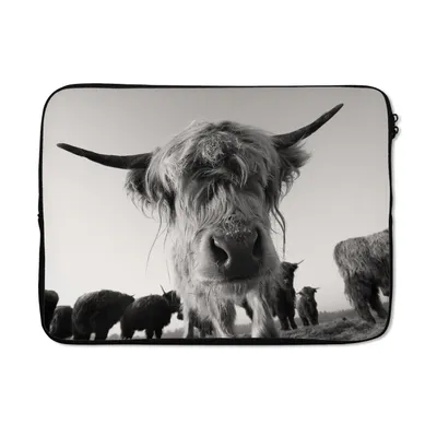 Produktbild von MuchoWow® Laptop Hülle 13 Zoll Schottischer Highlander - Schwarz - Weiß - Tiere Laptoptasche - Laptophülle - Sleeve - Rundumschutz