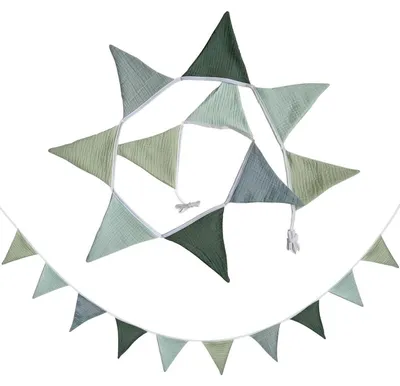 Image de Guirlande de fanions triangulaires multicolores, idéale pour une décoration extérieure lors d'un mariage, d'un anniversaire ou d'une fête