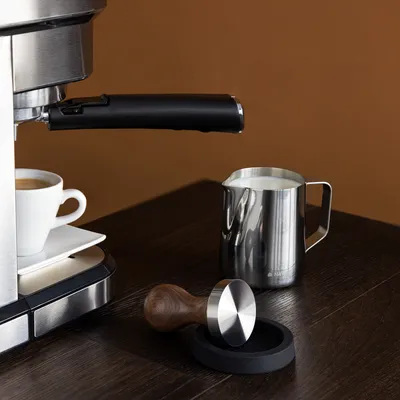 Produktbild von Navaris Espresso Tamper für Kaffee 51mm - Stempel Stampfer aus Edelstahl mit Holzgriff - Kaffeestampfer inkl. Silikonmatte und Milchkännchen