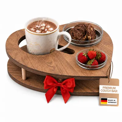 Produktbild von Couchbar Herz aus Holz mit Getränkehalter & 2 Glasschalen Geschenkset Sofa Snack Tablett, KI-generiertes Bild