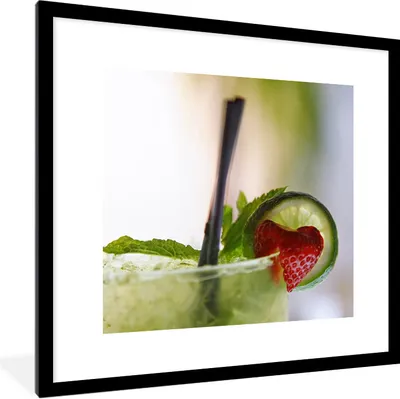 Produktbild von MuchoWow® Gerahmtes Poster Nahaufnahme eines Glases Mojito, dekoriert mit Eis, Minze, Erdbeere und Limette 40x40 cm - Poster mit Schwarzem Bilderrahmen Wandposter Rahmen Foto Bilder - Poster - Plakat im Rahmen