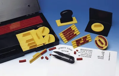 Productafbeelding van Stempeltypes Set - Typemachine Stempel - Documenten Markeren - 571 Verschillende Types - 21.3 x 16.7 x 2.5 cm - Zwart