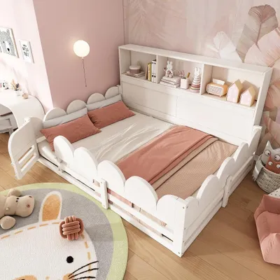 Immagine prodotto di Letto per bambini 140x200 cm in legno bianco, con sponde di sicurezza, porta, rete a doghe e ripiano, ideale come letto a terra per la cameretta