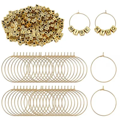 50 Weinbecher-Anhänger mit goldenen Buchstabenperlen und Ringen