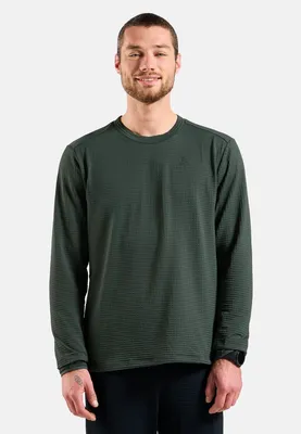 Mann trägt dunkelgrünes Odlo Essentials Thermal Langarmshirt mit Rundhalsausschnitt und feiner Struktur