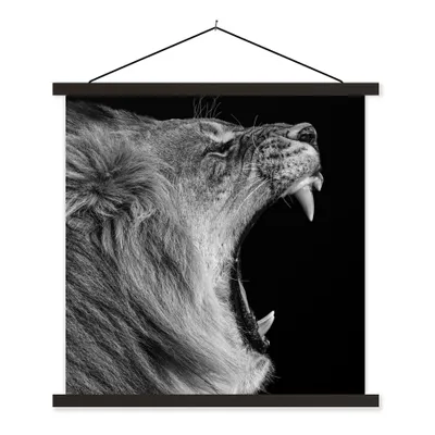 Produktbild von MuchoWow® Textilposter Tiere - Löwe - Schwarz - Weiß - Porträt 90x90 cm mit schwarzem Rahmen - Magnetisches