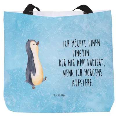 Produktbild von Mr. & Mrs. Panda Reisetasche Pinguin marschieren - Eisblau - Geschenk, Spazieren, Unausgeschlafen, Frühaufsteher, Strandtasche, Tasche, Schultasche, Aufstehen, Pinguine