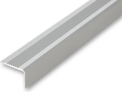 Produktbild von (14,84EUR/m) 40 x 28 x 1180 mm Treppenwinkel silberfarben gebohrt inkl. Montageset Treppenkantenprofil Treppenkante grob gerieft, stabil und rutschhemmend