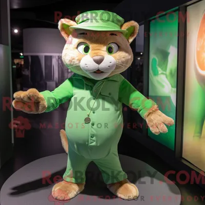 Productafbeelding van Groene kat mascotte REDBROKOLY kostuum karakter gekleed met een Henley shirt en hoedenspelden
