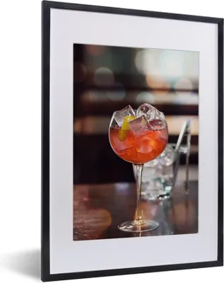 Produktbild von MuchoWow® MuchoWow® Gerahmtes Poster Gin Tonic mit roten Früchten auf einem Holztisch 30x40 cm - Poster mit zchwarzem Bilderrahmen - Wandposter Schlafzimmer