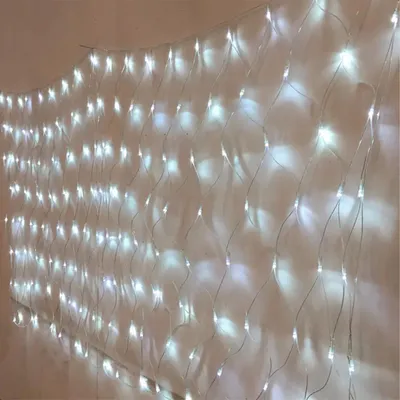 Zdjęcie produktu dla Siatka świetlna LED Bettizia 4,5x1,6m 300 diod LED zimne białe lampki bajkowe IP44 8 trybów oświetlenia funkcja pamięci do wnętrz z przezroczystym kablem