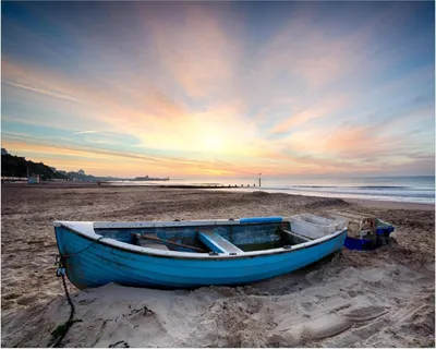 Produktbild von Wallario Poster - Fischerboot am Strand bei Sonnenuntergang, Kunstdruck Größe: 40 x 50 cm
