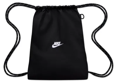 Produktbild von Nike Heritage Gymsack Schwarz – leichter und robuster Sportbeutel mit Kordelzug