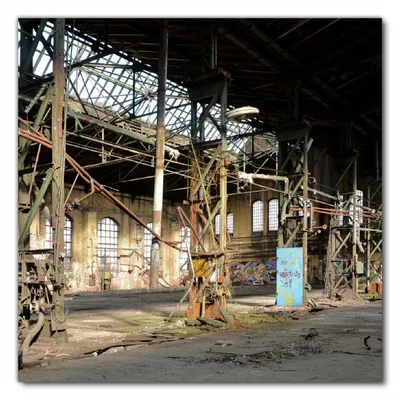 Produktbild von Wallario selbstklebende Möbelfolie/ Tischdecke für Innen und Außen, Größe: 90 x 90 cm - Verlassene Industriehalle - Alte Fabrik