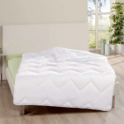 Produktbild von Hochwertige Bettdecke 135x200cm, Nachhaltig produziert mit Umweltsiegel ( EU Ecolabel ), Hausstauballergiker geeignet -
