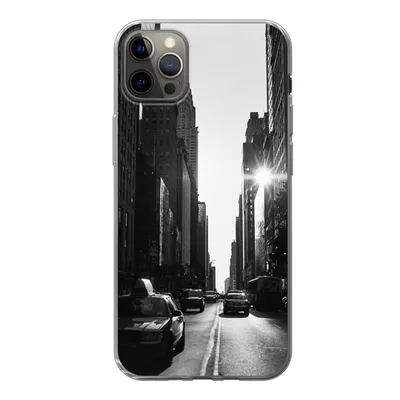 Produktbild von MuchoWow® Handyhülle Schutzhülle Hülle für iPhone 13 Pro Max Eine ruhige Straße in New York in Schwarz und Weiß Silikon Softcase Handy Hülle - Mobiltelefon