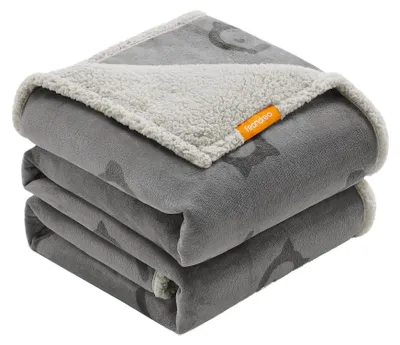 Produktbild von Feandrea wasserdichte Hundedecke, Sherpa Fleece Haustier Decke für extra große Hunde und Menschen, Katzen, 229 x 203 cm, XXXL, maschinenwaschbar, beidseitiger Sofabezug-Schutz, grau PPB090G01
