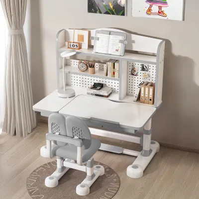 Produktbild von Schreibtisch- und Stuhlset für Kinder, höhenverstellbarer, ergonomischer Lerntisch mit neigbarer Tischplatte, großer Schublade, Bücherregal, Handkurbel-Hebemechanismus, stabiler Arbeitsplatz für Schüler