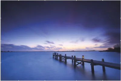 Produktbild von Wallario Wandbild Steg bei Abenddämmerung - Blauer Himmel bei Nacht, Größe: 61 x 91,5 cm, Poster mit rahmenlosen Bildhalter