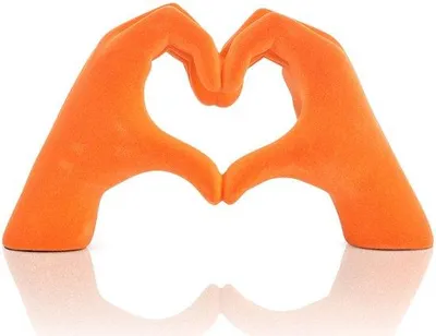 Image de Décoration pour le salon : sculpture orange en forme de cœur et de main