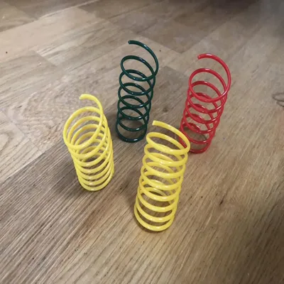 Produktbild von Katzenspielzeug-Set mit Federn - 40 Stück Buntes Feder-Katzenspielzeug - Interaktives Kunststoffspielzeug - Spiralförmiges Katzenspielzeug - Geeignet für Katzenjagd und Spielen mit dem Besitzer