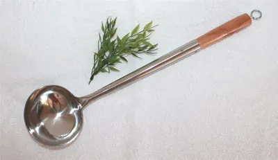 Produktbild von 02 Schöpfkelle mit Öse zum Hängen Edelstahl Größe S - 44 cm lang, mit Holzgriff