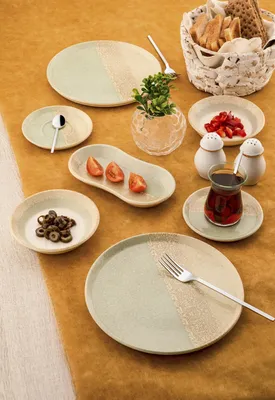 Produktbild von Hermia Concept, Frühstücksset (26 Teile) aus 100% Porzellan, grün und creme | 6 Servierplatten (22 cm), 2 Bootsteller (19 cm & 24 cm), 4 Marmeladenschalen (13 cm), 6 Teegläser & 6 Unterteller | Spülmaschinen- und mikrowellengeeignet.