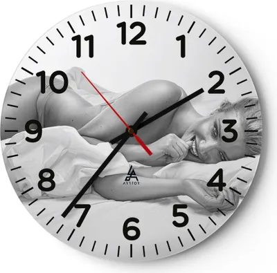 Produktbild von Wanduhr - Rund - Glasuhr - Weiblich mode modell posieren - 30x30cm - Schleichendes Uhrwerk - Lautlos - zum Aufhängen bereit - Dekoration Modern - Wanddekoration aus Glas - C4AR30x30-2606